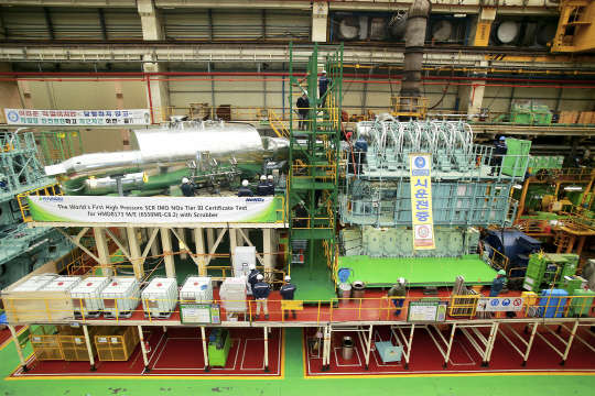 현대중공업 고압용 배기가스 저감장치(왼쪽)가 대형엔진에 장착된 모습. 현대중공업 제공